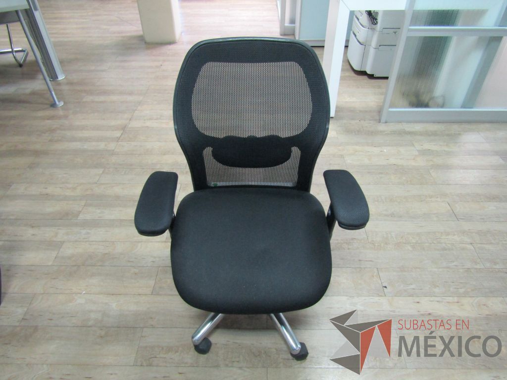 Lote 281 - 2 Sillas operativas con ruedas, descansabrazos, respaldo en malla y asiento en tela color negro - Imagen 3