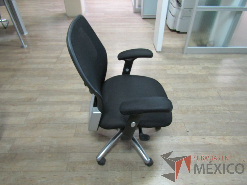 Lote 433 - 2 Sillas operativas con ruedas, descansabrazos, respaldo en malla y asiento en tela color negro - Imagen 8