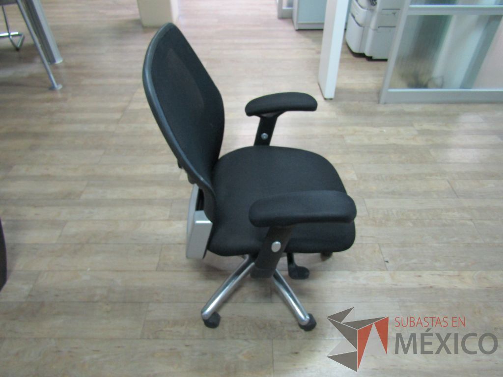 Lote 202 - 2 Sillas operativas con ruedas, descansabrazos, respaldo en malla y asiento en tela - Imagen 6
