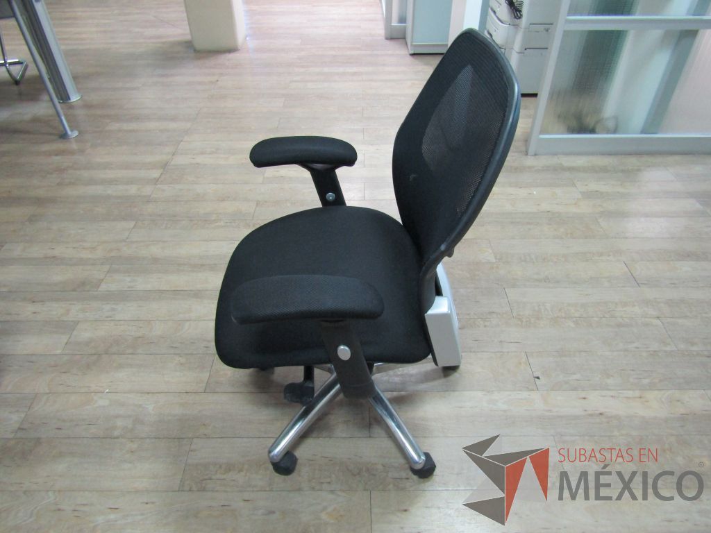 Lote 281 - 2 Sillas operativas con ruedas, descansabrazos, respaldo en malla y asiento en tela color negro - Imagen 7