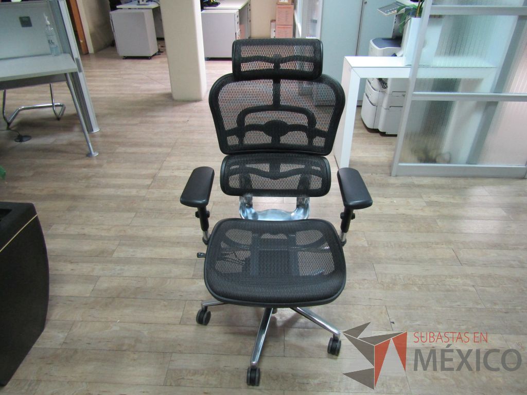 Lote 598 - 2 Sillas operativas con ruedas, descansabrazos, cabecera, asiento y respaldo en malla