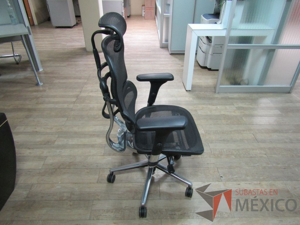 Lote 300 - 2 Sillas operativas con ruedas, descansabrazos, cabecera, asiento y respaldo en malla - Imagen 4