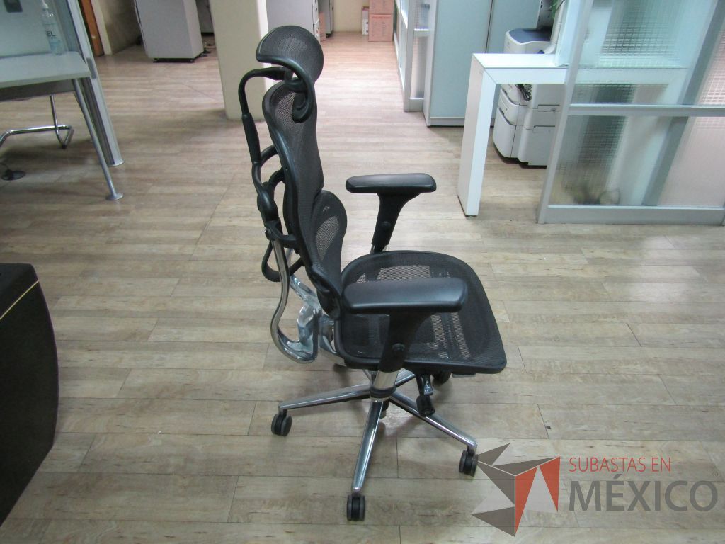 Lote 358 - 2 Sillas operativas con ruedas, descansabrazos, cabecera, asiento y respaldo en malla - Imagen 5