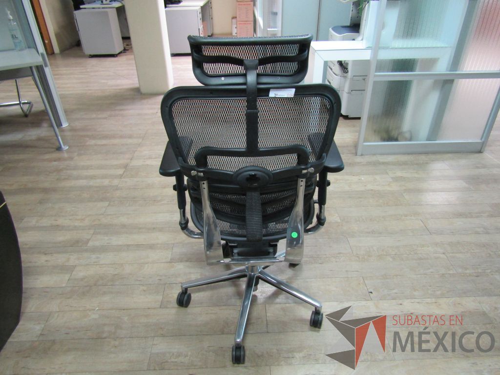 Lote 598 - 2 Sillas operativas con ruedas, descansabrazos, cabecera, asiento y respaldo en malla - Imagen 6