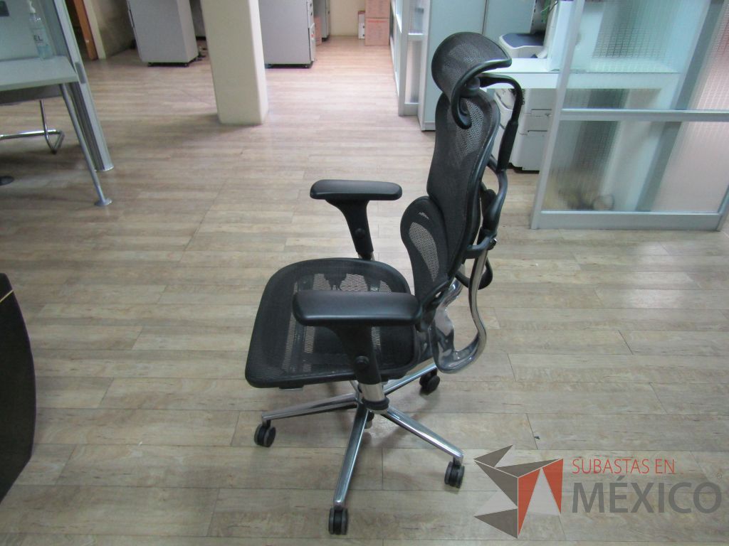 Lote 358 - 2 Sillas operativas con ruedas, descansabrazos, cabecera, asiento y respaldo en malla - Imagen 7