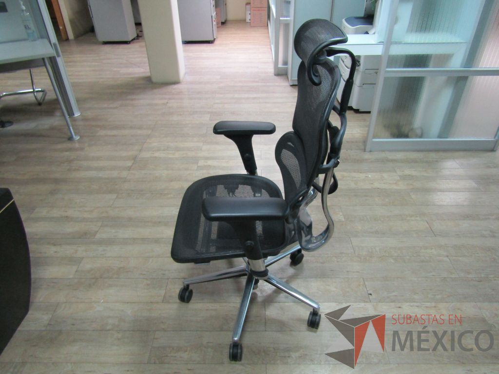 Lote 358 - 2 Sillas operativas con ruedas, descansabrazos, cabecera, asiento y respaldo en malla - Imagen 8