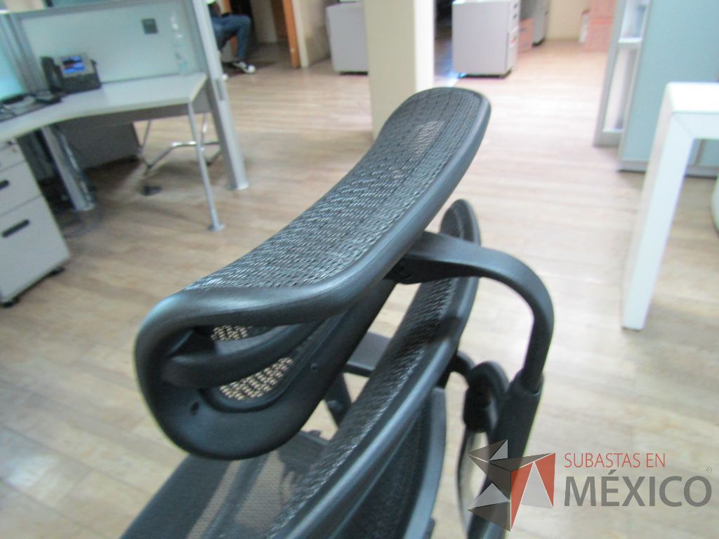 Lote 598 - 2 Sillas operativas con ruedas, descansabrazos, cabecera, asiento y respaldo en malla - Imagen 10