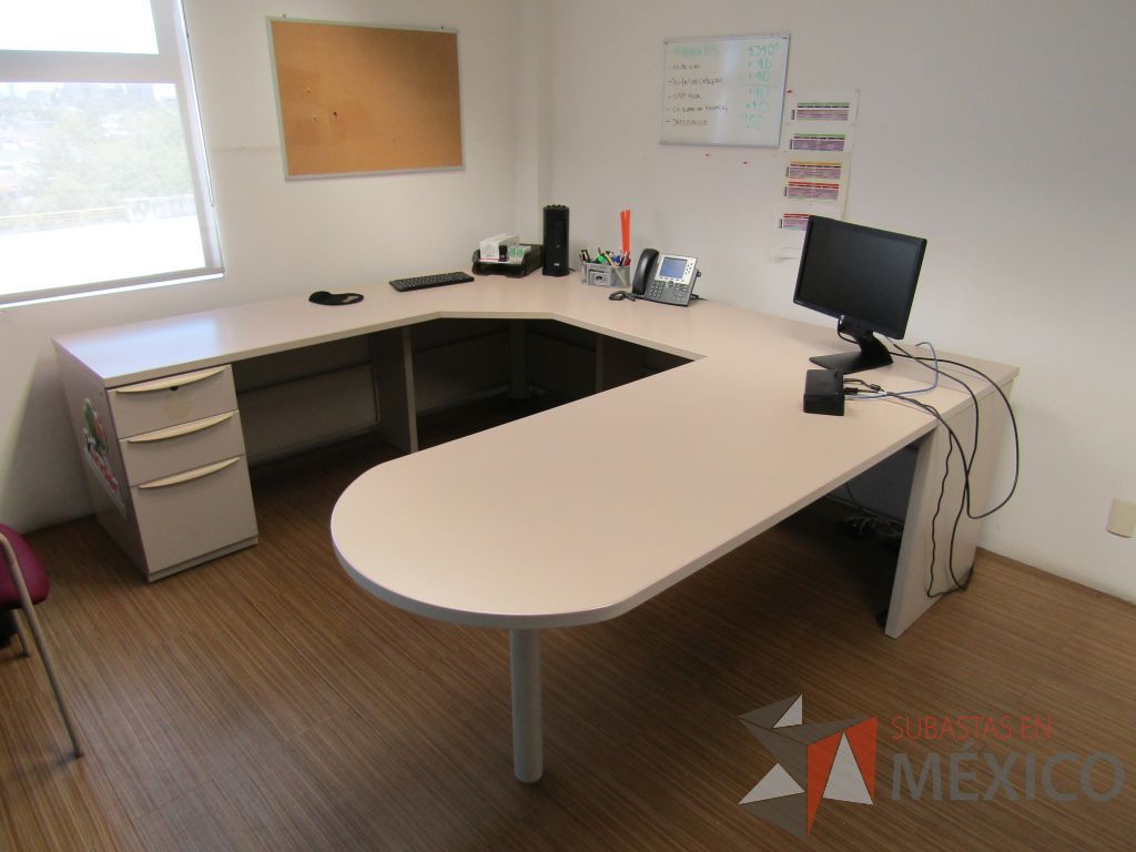 Lote 109 - Escritorio en herradura con archivero de pedestal de 3 cajones - Imagen 10