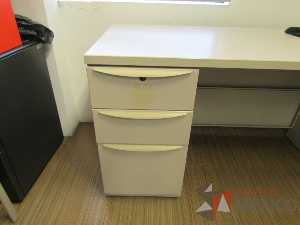Lote 109 - Escritorio en herradura con archivero de pedestal de 3 cajones - Imagen 11