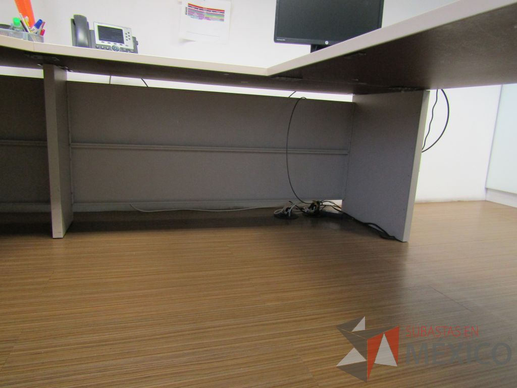Lote 109 - Escritorio en herradura con archivero de pedestal de 3 cajones - Imagen 16