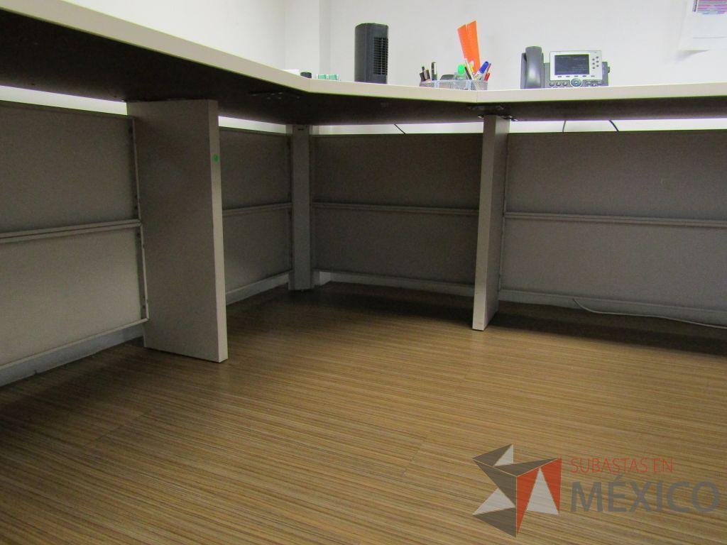Lote 109 - Escritorio en herradura con archivero de pedestal de 3 cajones - Imagen 17