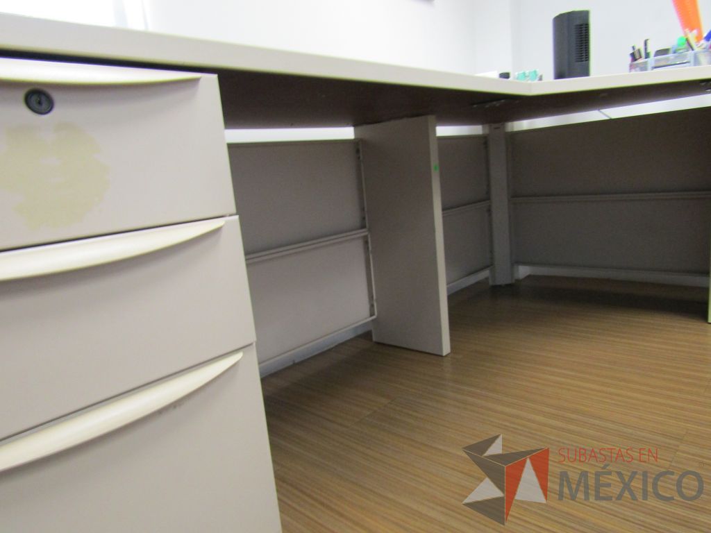 Lote 109 - Escritorio en herradura con archivero de pedestal de 3 cajones - Imagen 18