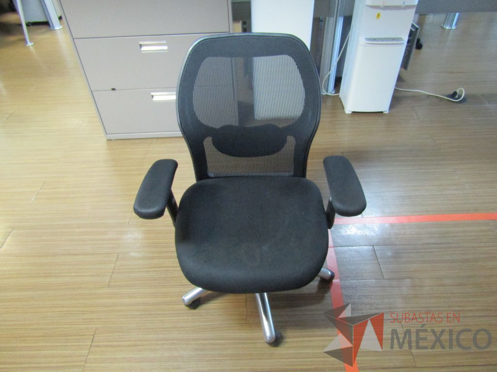 Lote 116 - Silla operativa con ruedas, descansabrazos, respaldo en malla y asiento en tela color negro