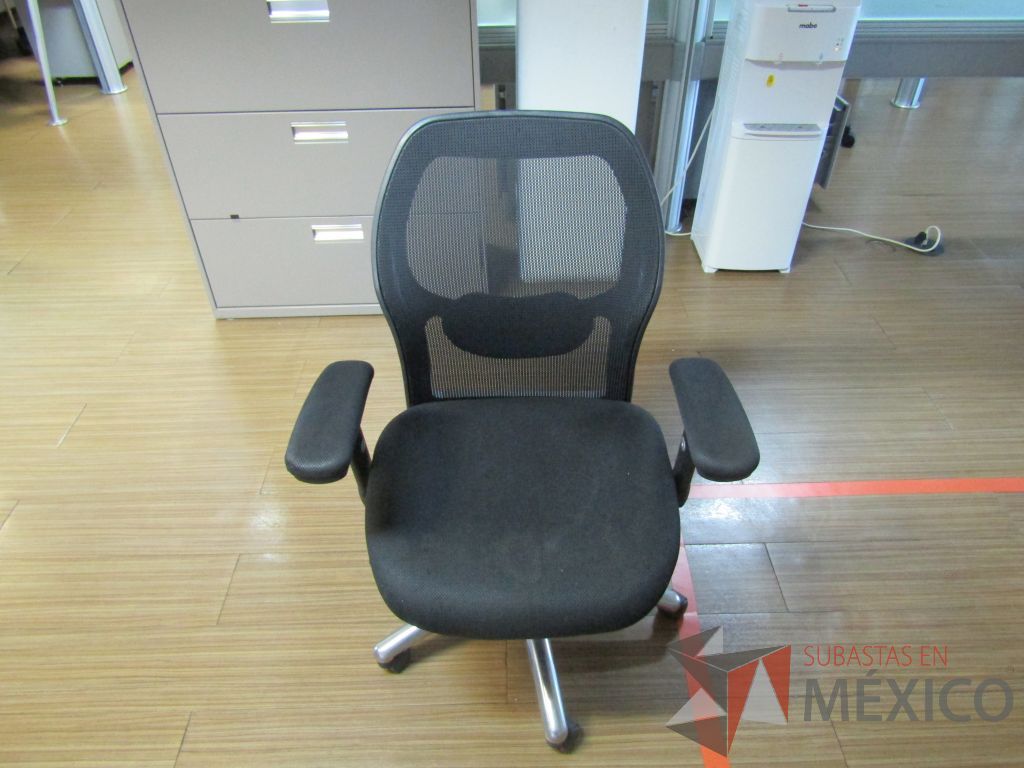 Lote 116 - Silla operativa con ruedas, descansabrazos, respaldo en malla y asiento en tela color negro - Imagen 7
