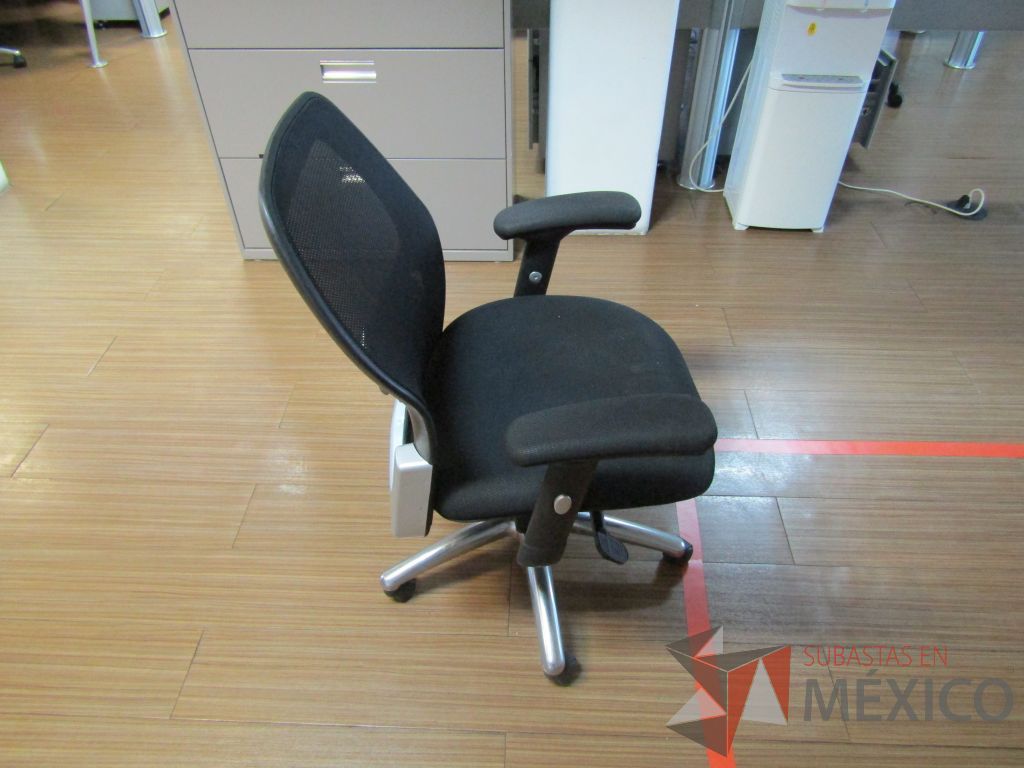 Lote 116 - Silla operativa con ruedas, descansabrazos, respaldo en malla y asiento en tela color negro - Imagen 8