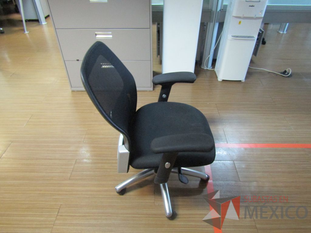 Lote 116 - Silla operativa con ruedas, descansabrazos, respaldo en malla y asiento en tela color negro - Imagen 4