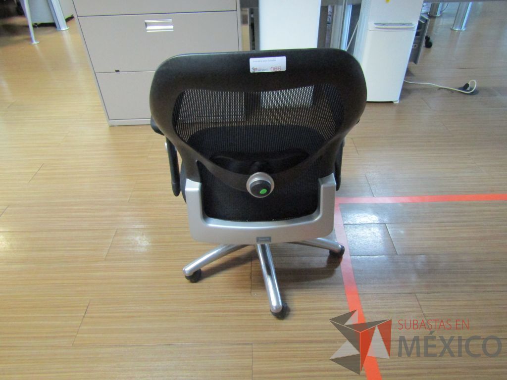 Lote 116 - Silla operativa con ruedas, descansabrazos, respaldo en malla y asiento en tela color negro - Imagen 3