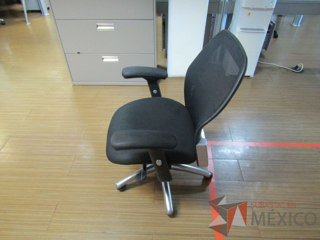 Lote 116 - Silla operativa con ruedas, descansabrazos, respaldo en malla y asiento en tela color negro - Imagen 6