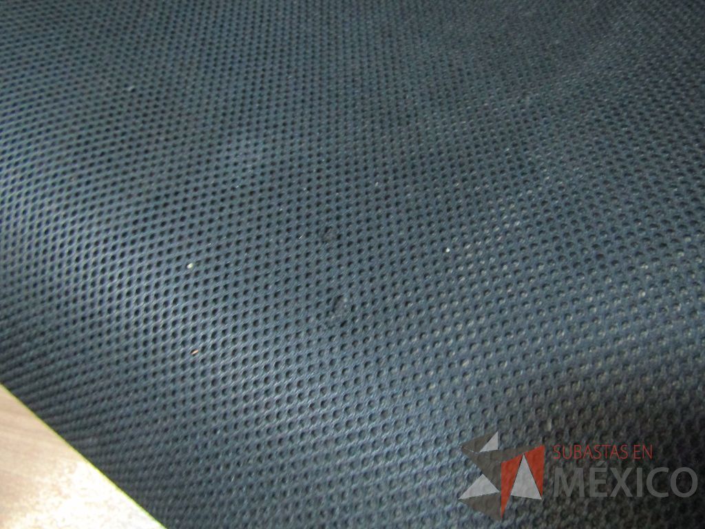 Lote 116 - Silla operativa con ruedas, descansabrazos, respaldo en malla y asiento en tela color negro - Imagen 5