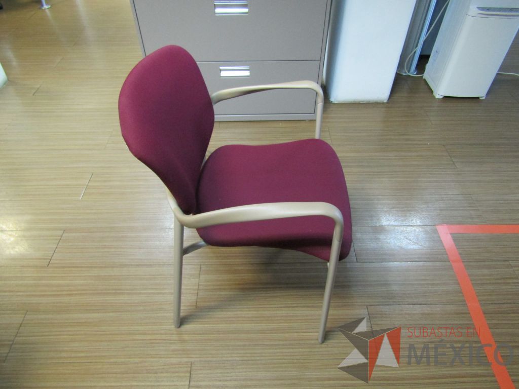 Lote 118 - 2 Sillas fijas, descansabrazos, asiento y respaldo en tela color vino - Imagen 6