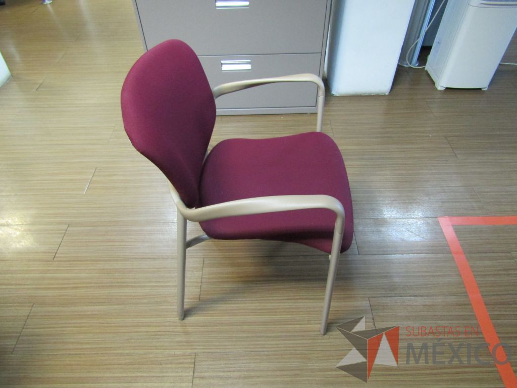 Lote 118 - 2 Sillas fijas, descansabrazos, asiento y respaldo en tela color vino - Imagen 9