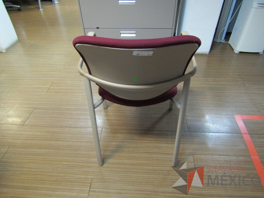 Lote 118 - 2 Sillas fijas, descansabrazos, asiento y respaldo en tela color vino - Imagen 4