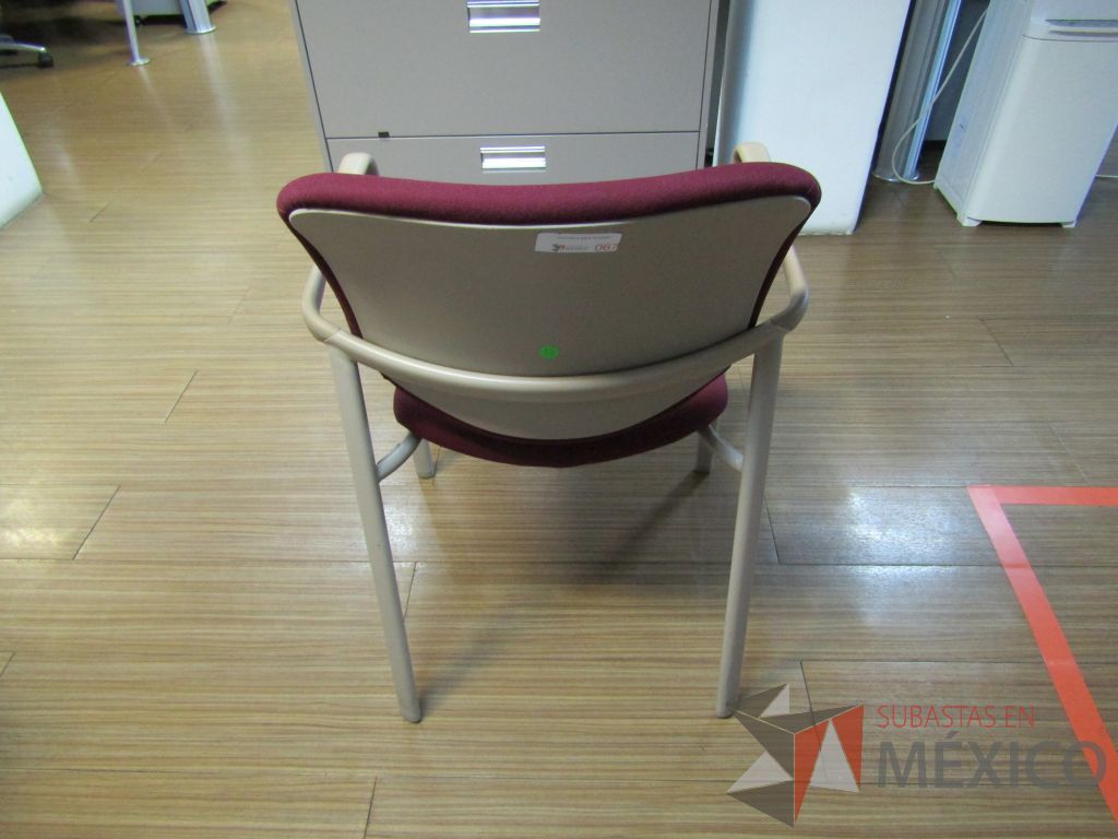 Lote 118 - 2 Sillas fijas, descansabrazos, asiento y respaldo en tela color vino - Imagen 2