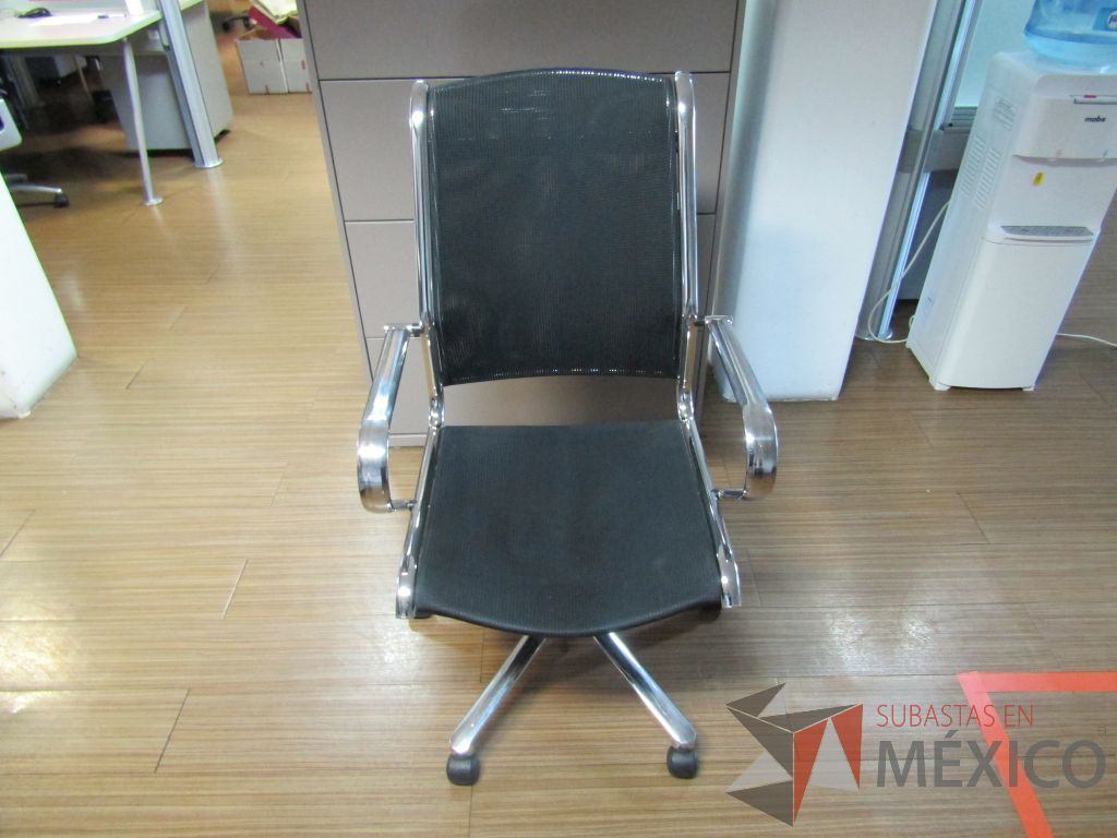 Lote 307 - Silla operativa con ruedas, descansabrazos, asiento y respaldo en malla