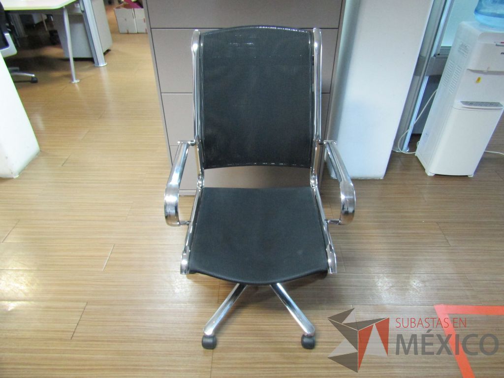Lote 124 -Silla operativa con ruedas, descansabrazos, asiento y respaldo en malla - Imagen 2
