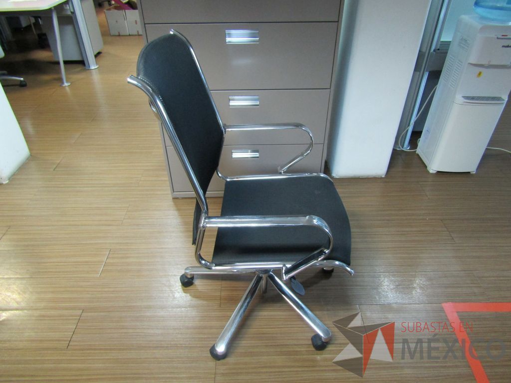 Lote 124 -Silla operativa con ruedas, descansabrazos, asiento y respaldo en malla - Imagen 6