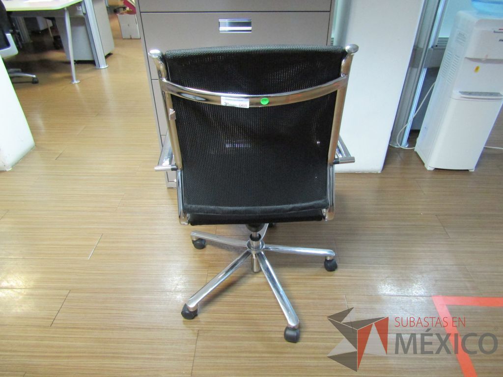 Lote 124 -Silla operativa con ruedas, descansabrazos, asiento y respaldo en malla - Imagen 3