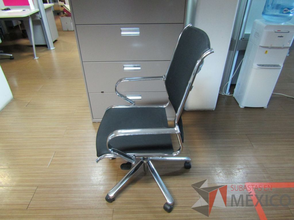 Lote 124 -Silla operativa con ruedas, descansabrazos, asiento y respaldo en malla - Imagen 5