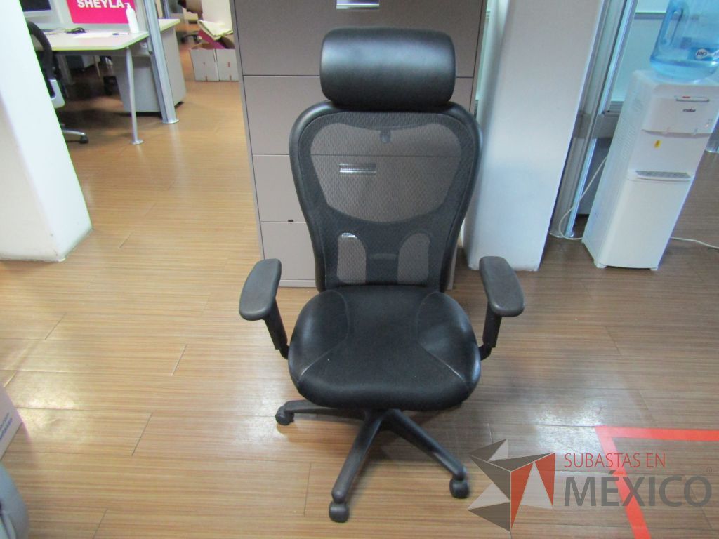 Lote 171 - Silla operativa con ruedas, descansabrazos, cabecera, respaldo en malla y asiento en tela y piel color negro - Imagen 8