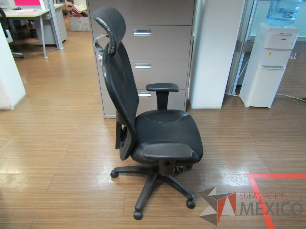 Lote 171 - Silla operativa con ruedas, descansabrazos, cabecera, respaldo en malla y asiento en tela y piel color negro - Imagen 5