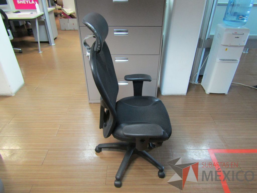 Lote 171 - Silla operativa con ruedas, descansabrazos, cabecera, respaldo en malla y asiento en tela y piel color negro - Imagen 6