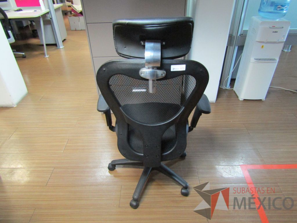Lote 171 - Silla operativa con ruedas, descansabrazos, cabecera, respaldo en malla y asiento en tela y piel color negro - Imagen 4