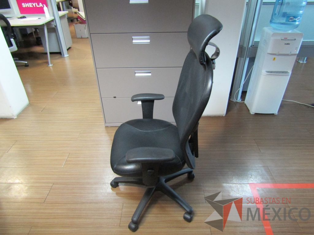 Lote 171 - Silla operativa con ruedas, descansabrazos, cabecera, respaldo en malla y asiento en tela y piel color negro - Imagen 7