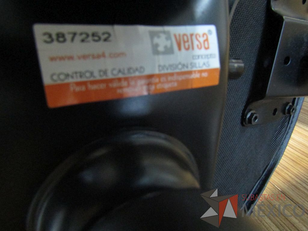 Lote 171 - Silla operativa con ruedas, descansabrazos, cabecera, respaldo en malla y asiento en tela y piel color negro - Imagen 2