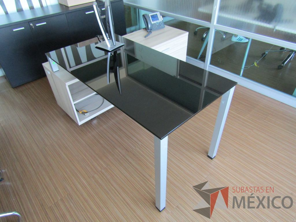 Lote 132 - Escritorio con cubierta de vidrio recargado sobre credenza - Imagen 5