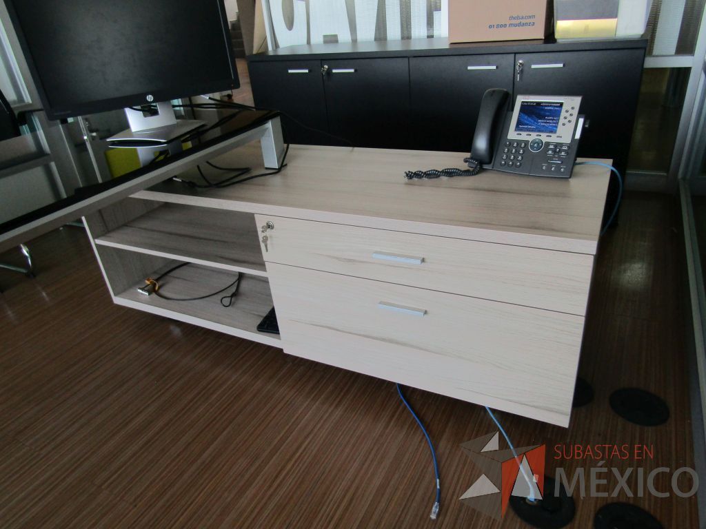 Lote 132 - Escritorio con cubierta de vidrio recargado sobre credenza - Imagen 10