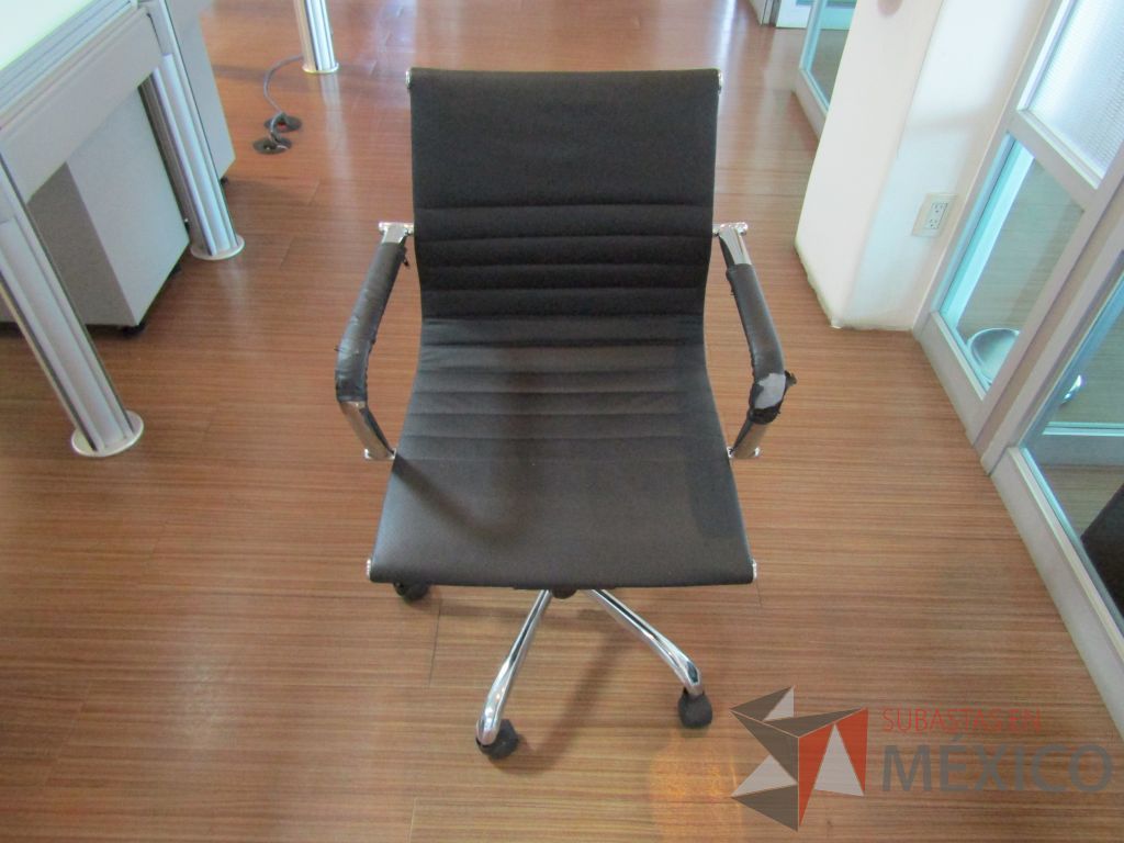 Lote 366 - 2 Sillas ejecutivas con ruedas, descansabrazos, asiento y respaldo en piel color negro