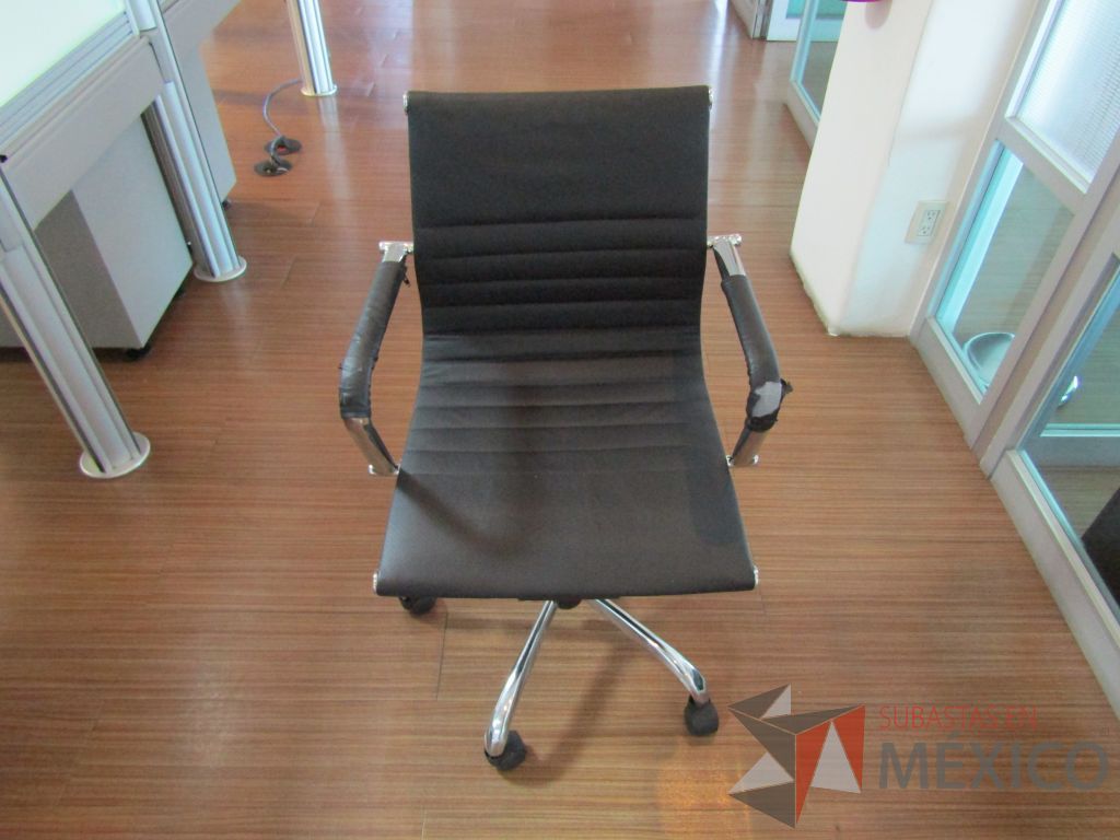 Lote 366 - 2 Sillas ejecutivas con ruedas, descansabrazos, asiento y respaldo en piel color negro - Imagen 2