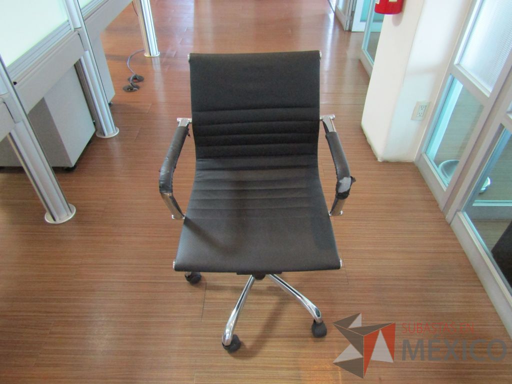 Lote 366 - 2 Sillas ejecutivas con ruedas, descansabrazos, asiento y respaldo en piel color negro - Imagen 3