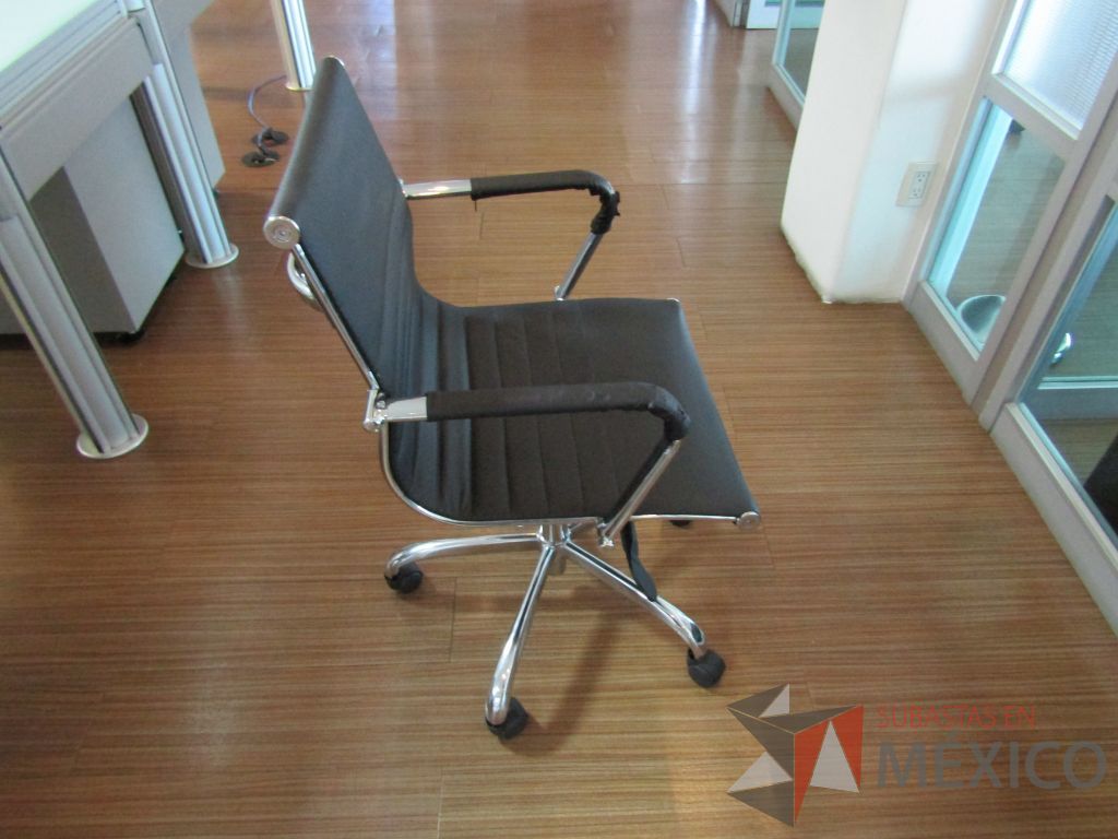 Lote 366 - 2 Sillas ejecutivas con ruedas, descansabrazos, asiento y respaldo en piel color negro - Imagen 4