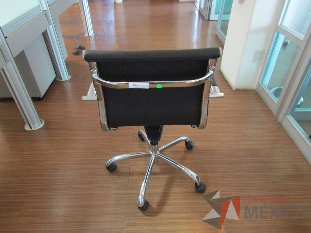 Lote 421 - Silla ejecutiva con ruedas, descansabrazos, asiento y respaldo en piel color negro - Imagen 3