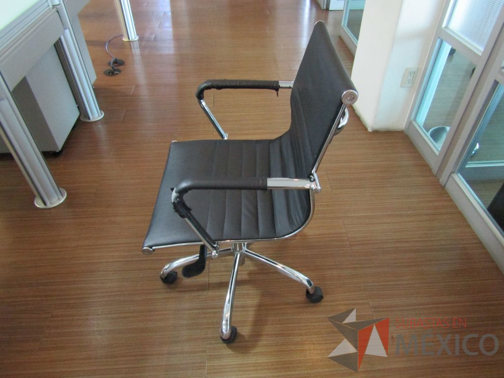 Lote 366 - 2 Sillas ejecutivas con ruedas, descansabrazos, asiento y respaldo en piel color negro - Imagen 6