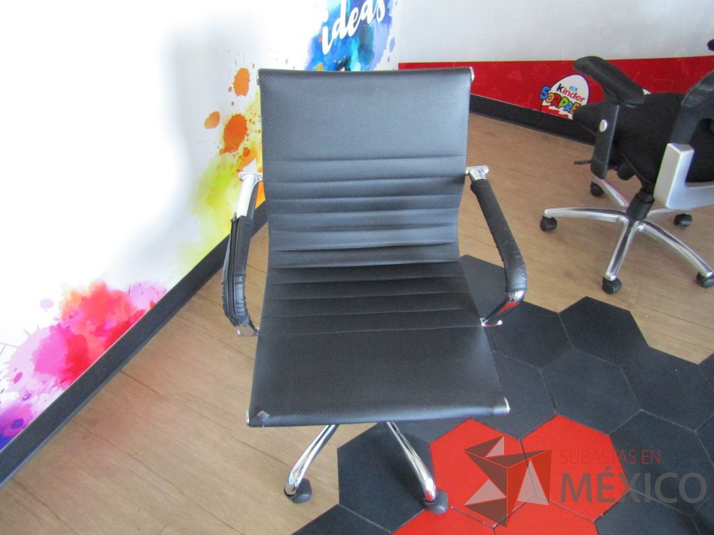 Lote 366 - 2 Sillas ejecutivas con ruedas, descansabrazos, asiento y respaldo en piel color negro - Imagen 9