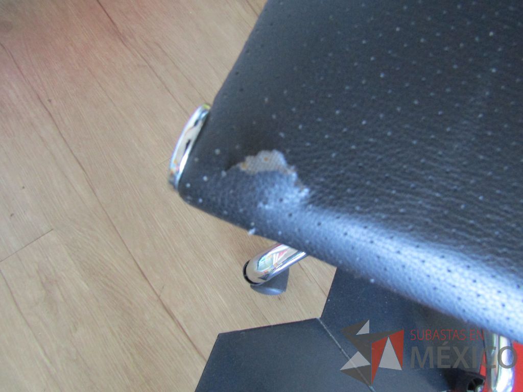 Lote 366 - 2 Sillas ejecutivas con ruedas, descansabrazos, asiento y respaldo en piel color negro - Imagen 10