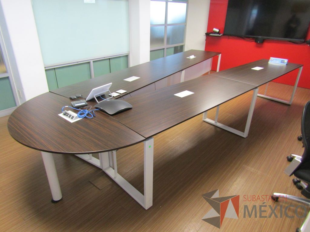 Lote 145 - Mesa de sala de juntas para 10 personas, con bases metálicas con accesorios para conexión - Imagen 3
