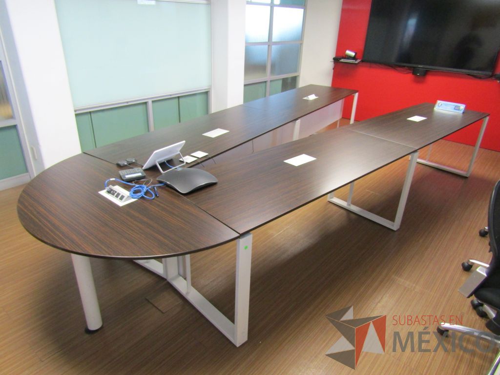 Lote 145 - Mesa de sala de juntas para 10 personas, con bases metálicas con accesorios para conexión - Imagen 9